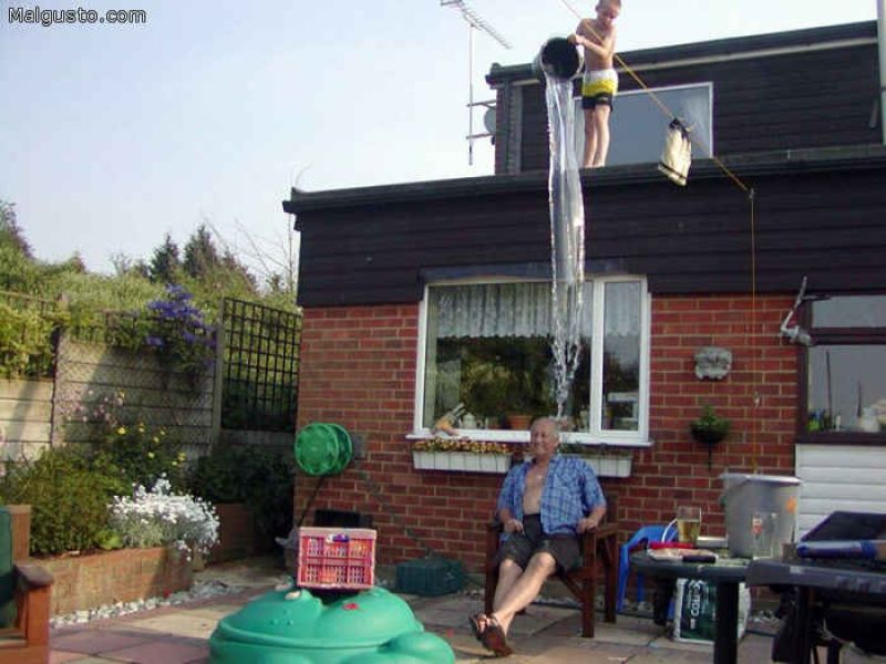 el abuelete se moja.jpg